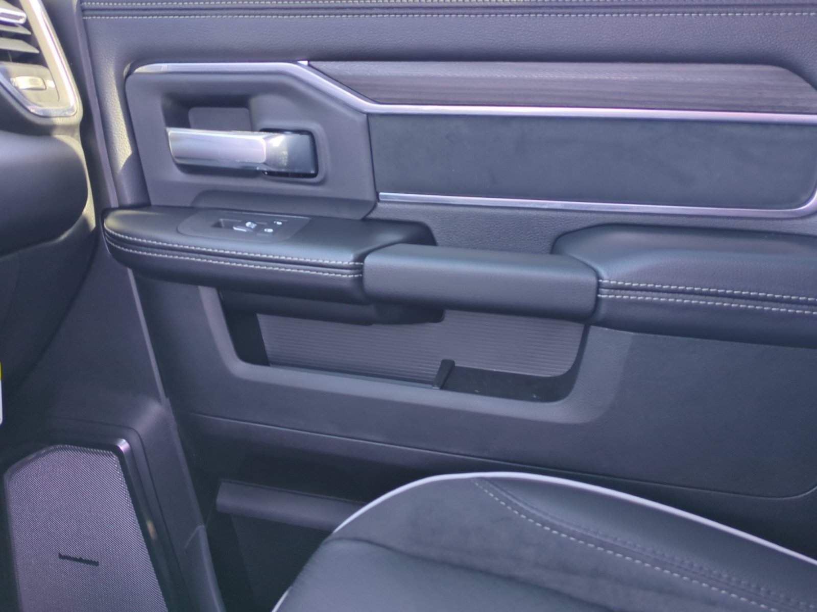 New 2026 RAM 2500 Laramie AWD/4WD image 16