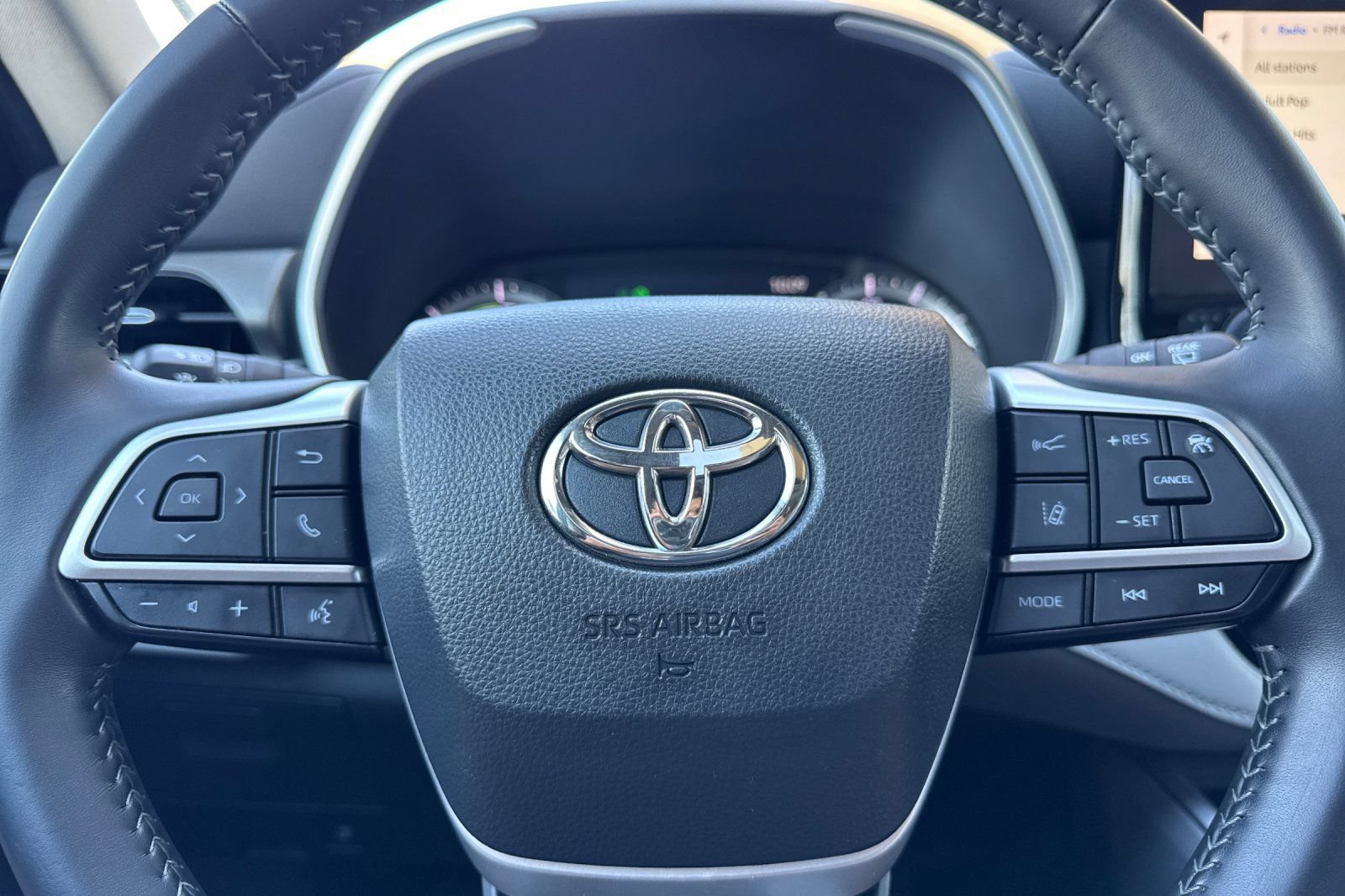 Used 2024 Toyota Highlander XLE AWD/4WD image 28