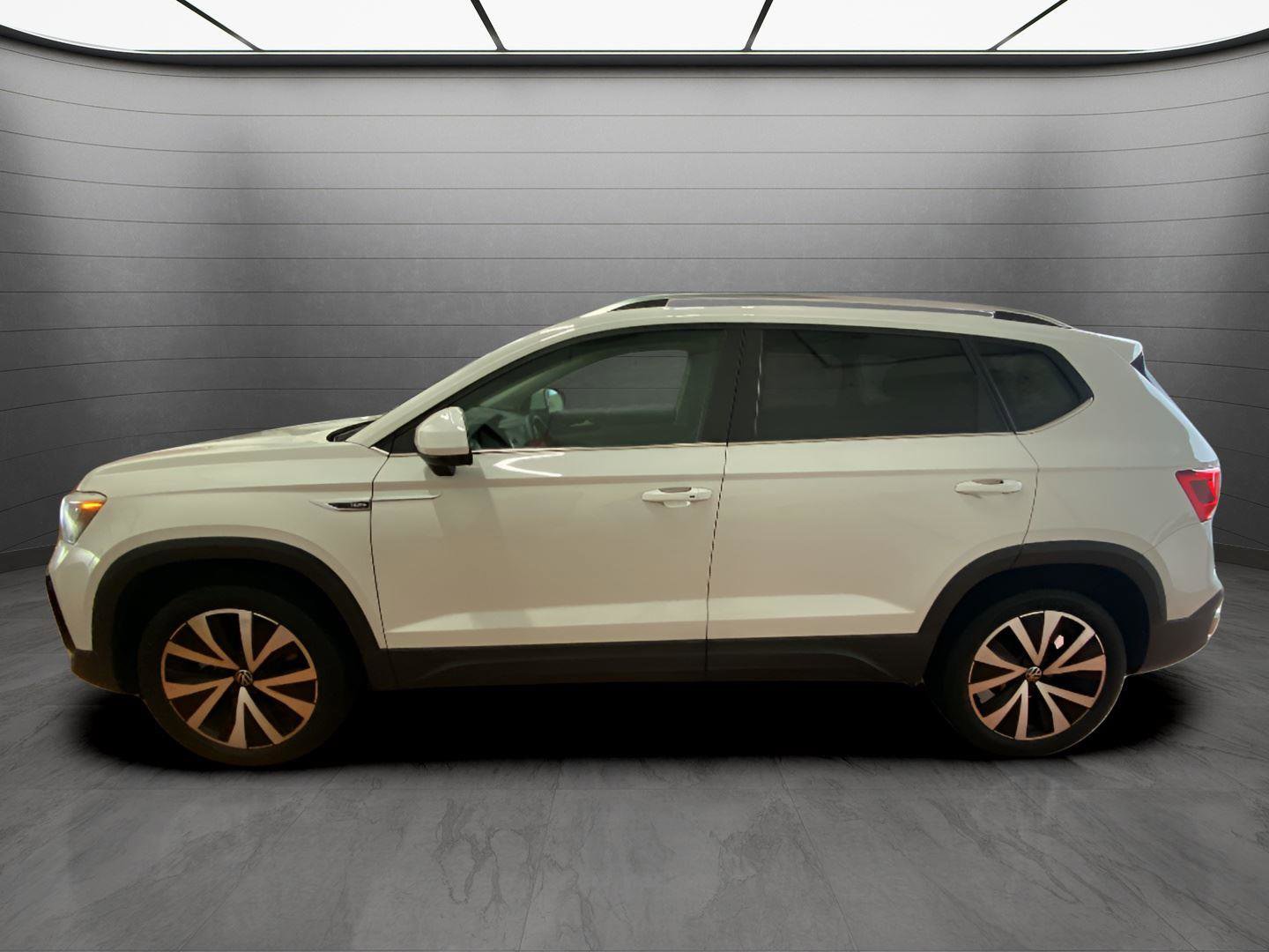 Used 2024 Volkswagen Taos SE image 2