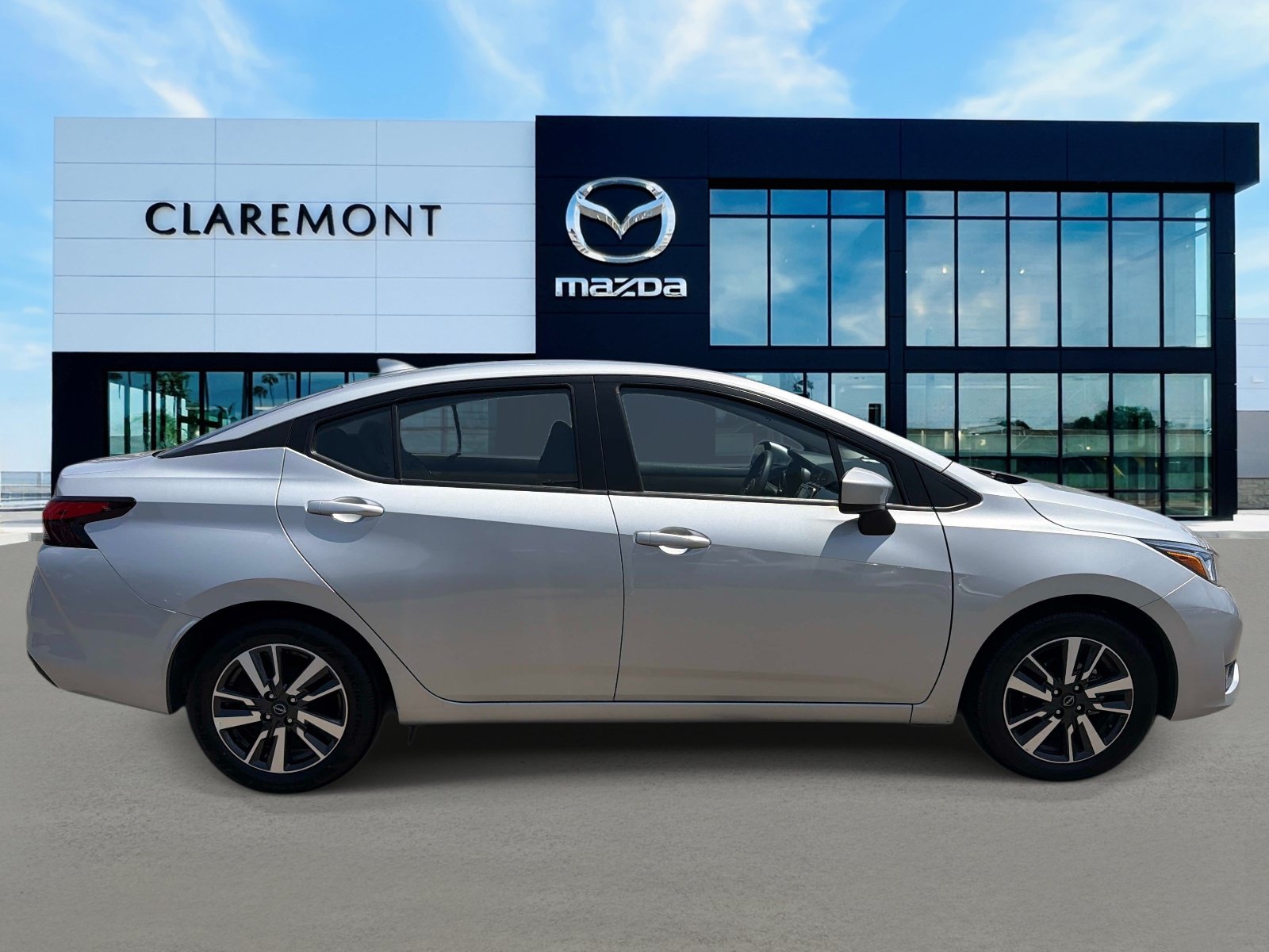 Used 2024 Nissan Versa SV FWD image 4