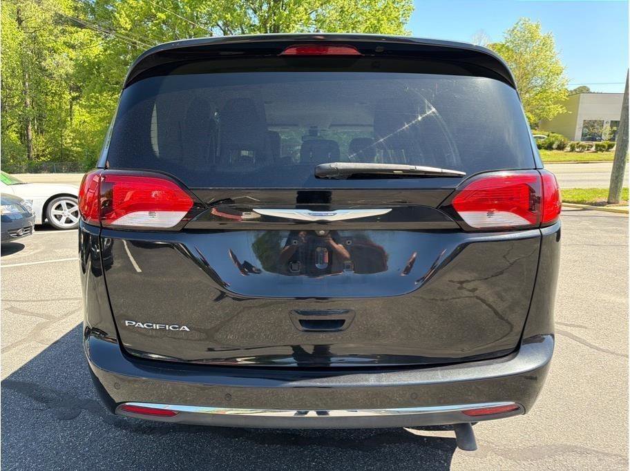 Used 2018 Chrysler Pacifica Touring-L Plus FWD image 5