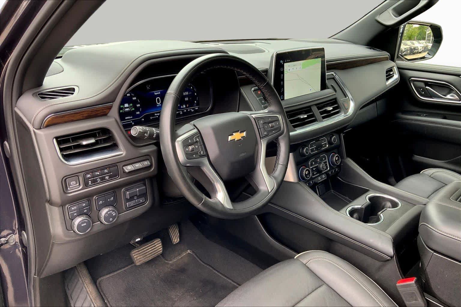 Used 2024 Chevrolet Suburban Premier w/ Premium Package AWD/4WD image 18