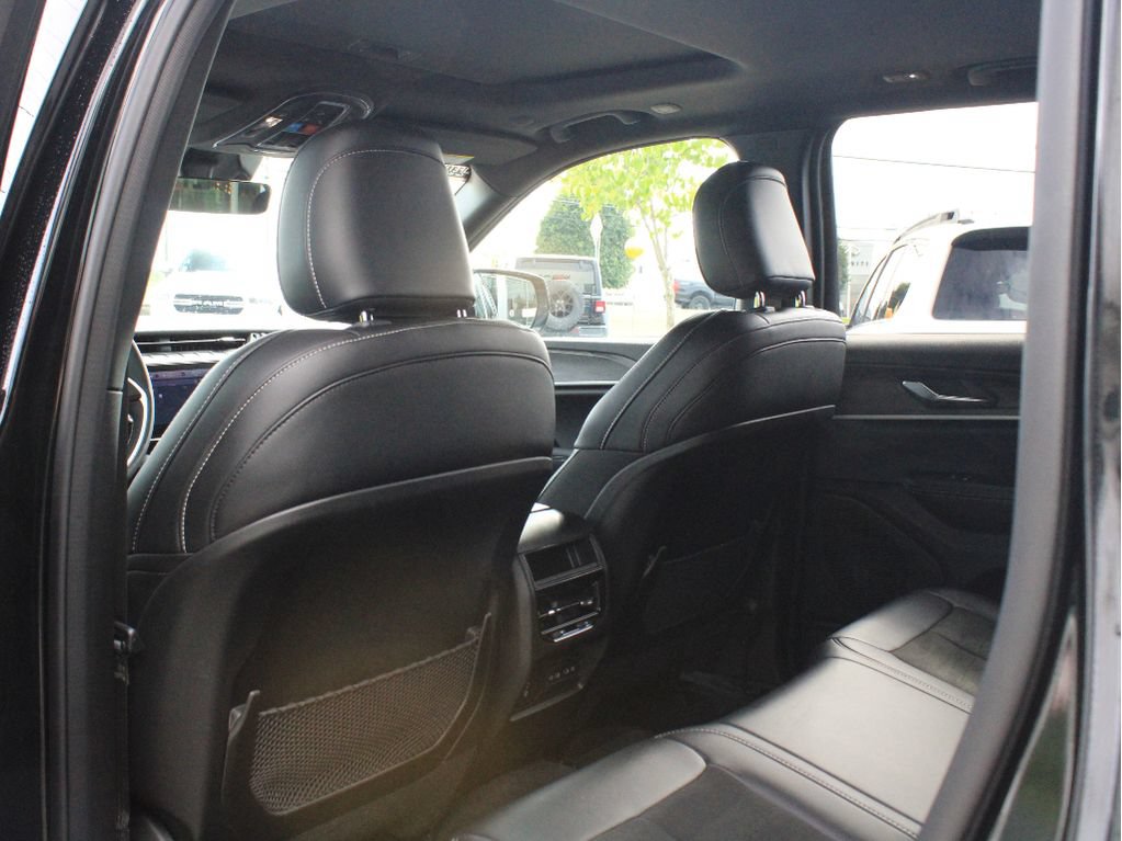 Used 2026 Jeep Grand Cherokee Altitude AWD/4WD image 31