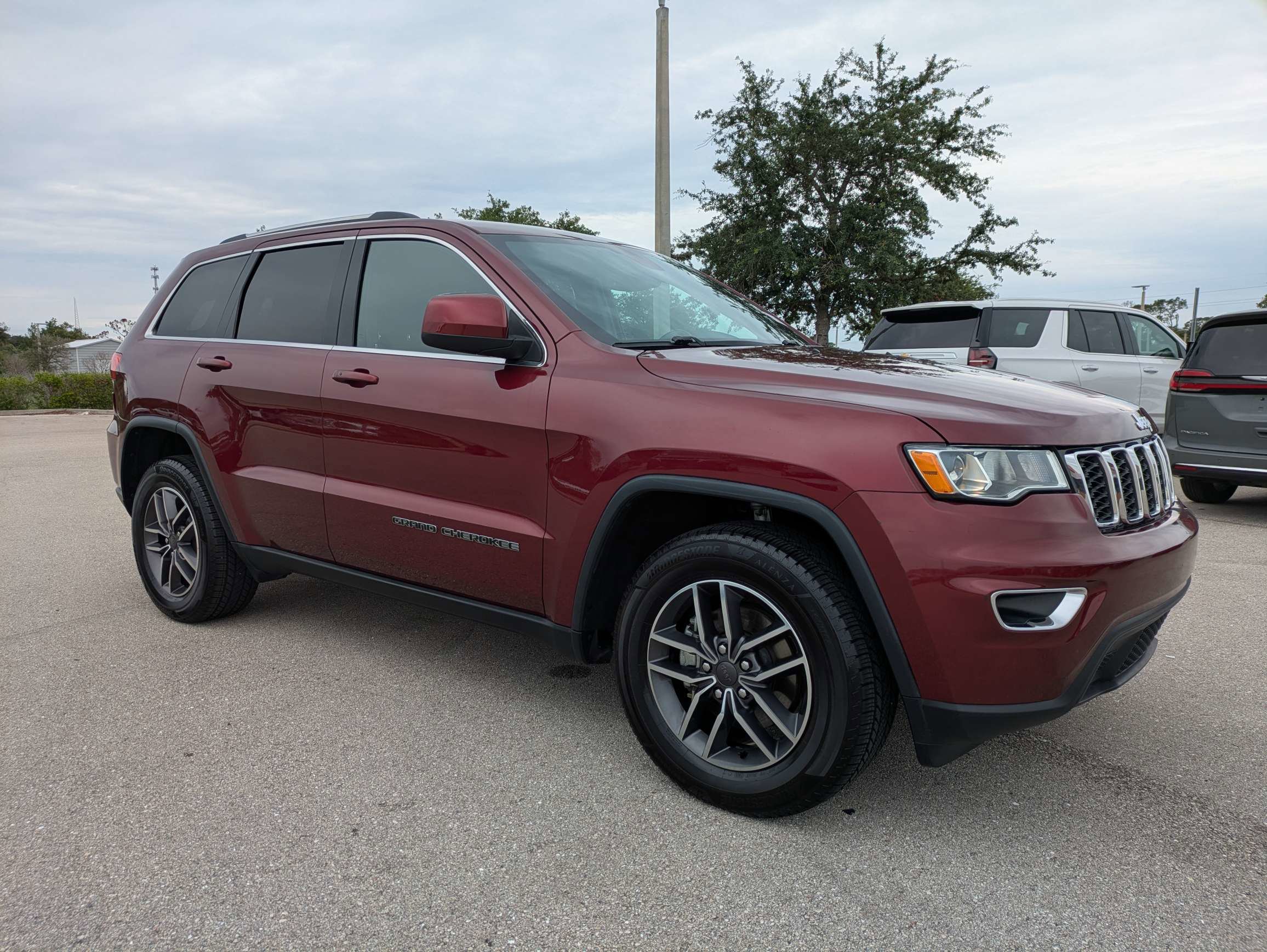 Used 2019 Jeep Grand Cherokee Laredo w/ Laredo X Package AWD/4WD image 2