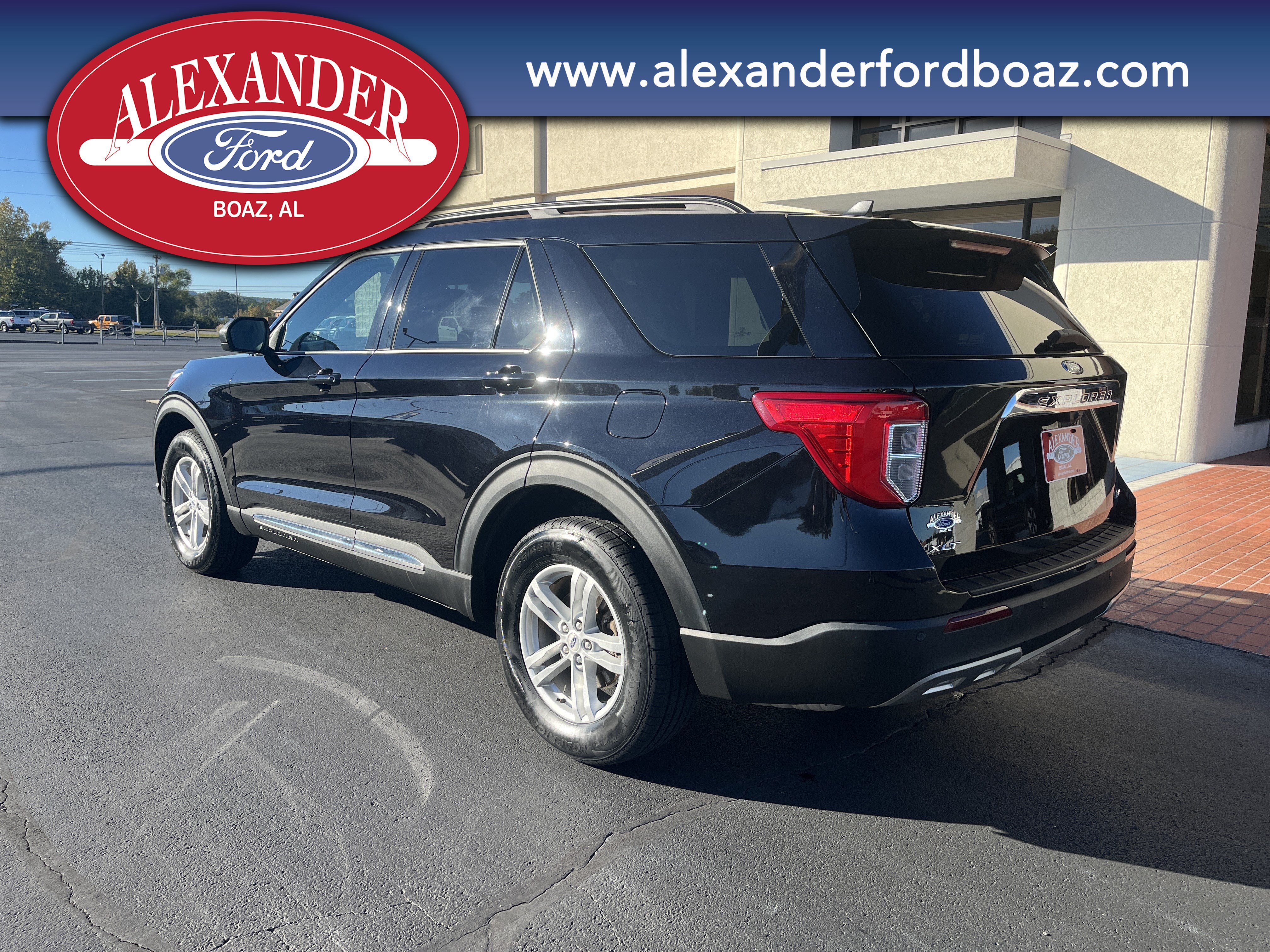 Used 2023 Ford Explorer XLT w/ Equipment Group 202A AWD/4WD image 2
