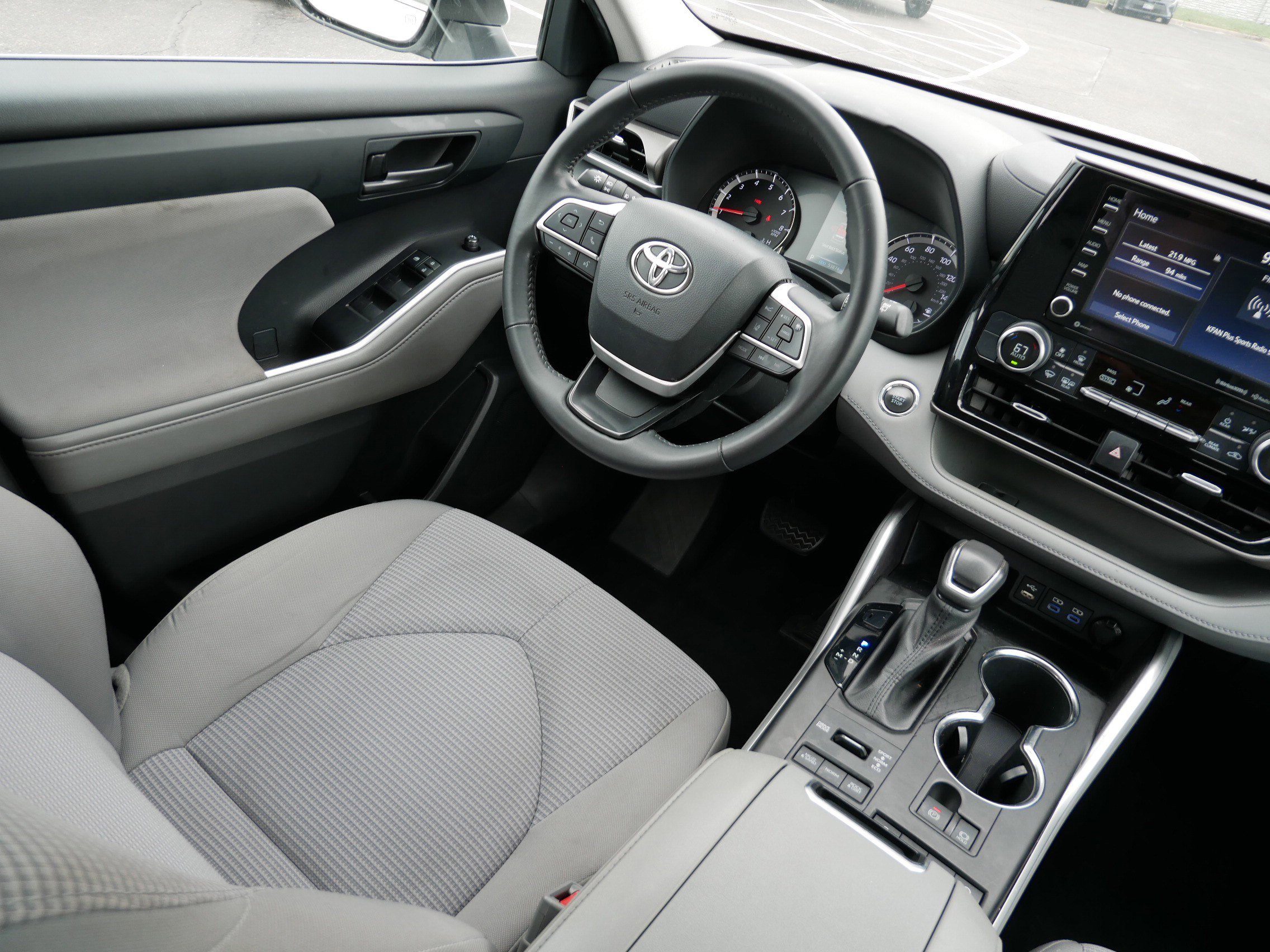 Used 2022 Toyota Highlander LE AWD/4WD image 9