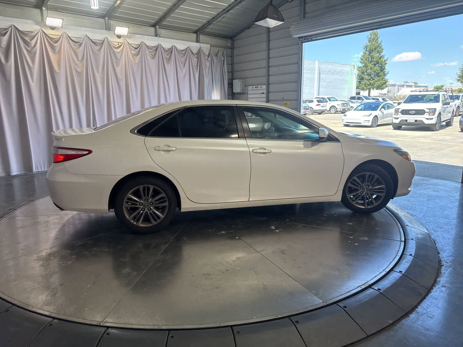 Used 2017 Toyota Camry SE FWD image 4
