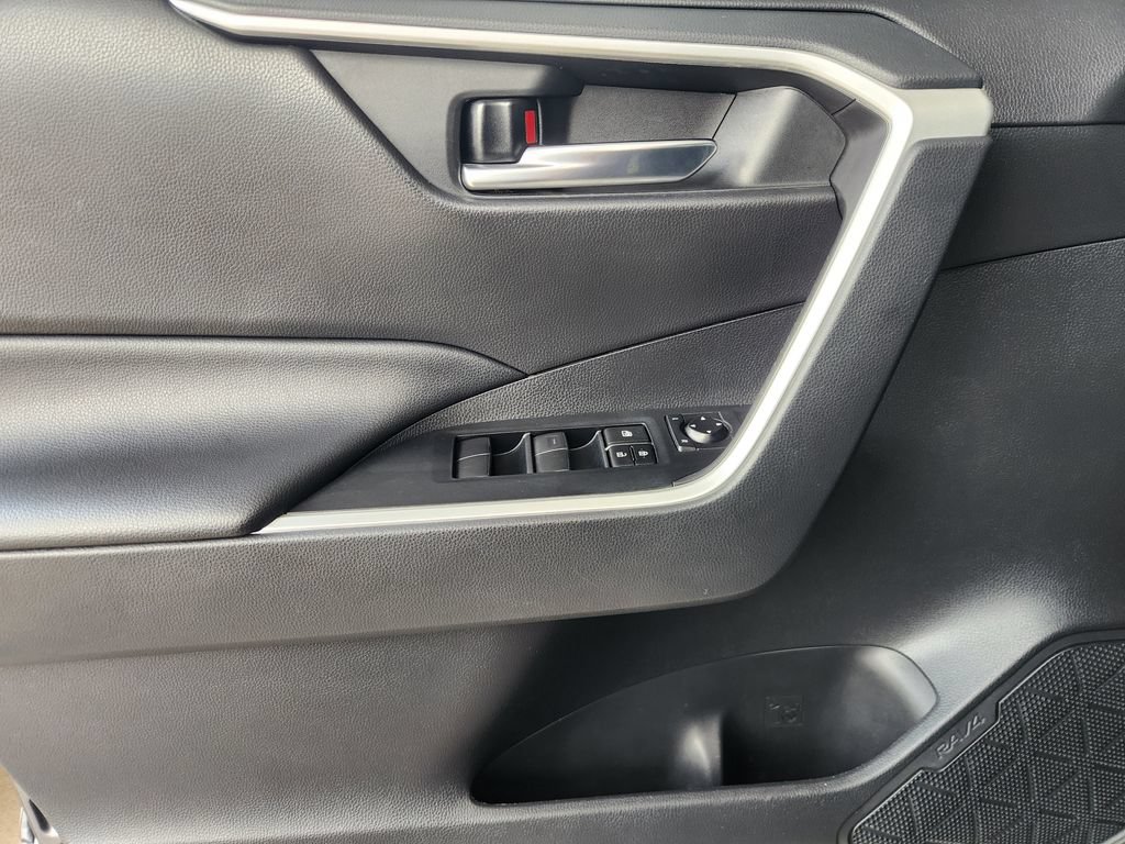 Used 2021 Toyota RAV4 XLE w/ Convenience Package FWD image 20
