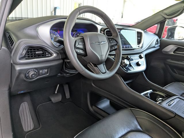 Used 2025 Chrysler Pacifica Limited FWD image 13