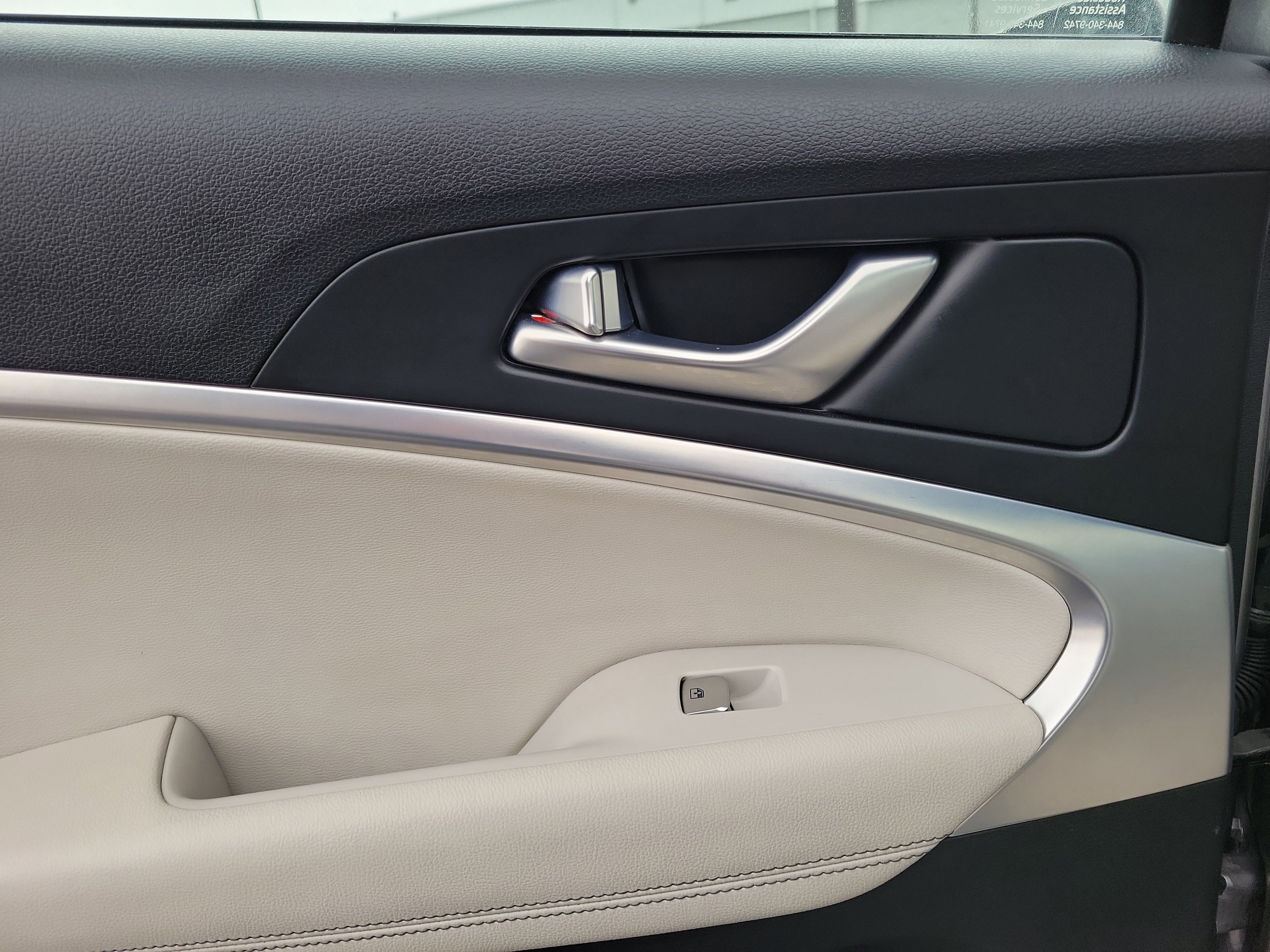Used 2025 Genesis G70 2.5T image 12