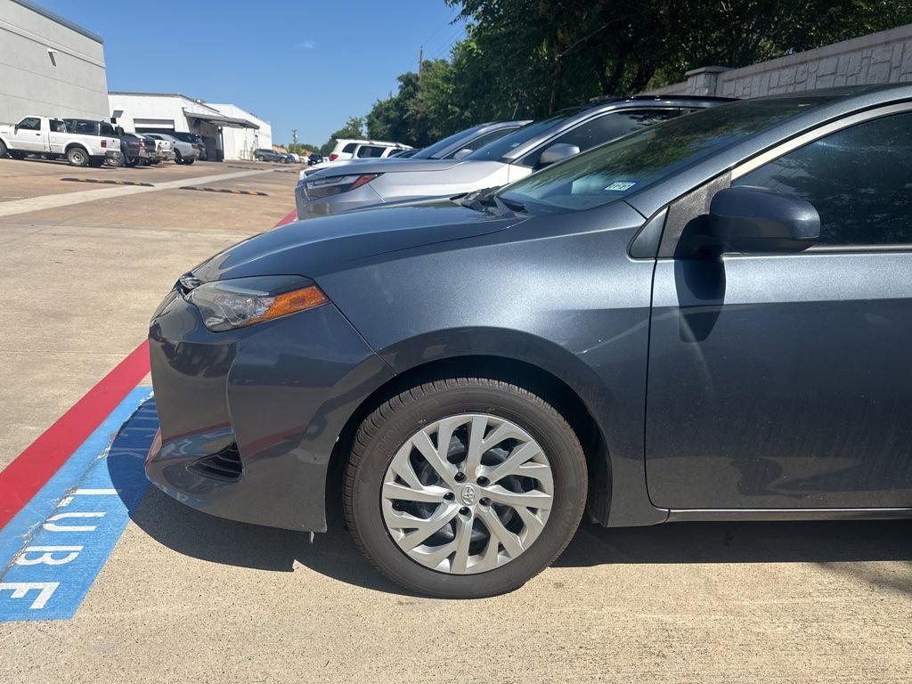 Used 2017 Toyota Corolla LE FWD image 2