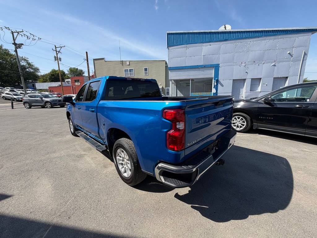 Used 2022 Chevrolet Silverado 1500 LT AWD/4WD image 3