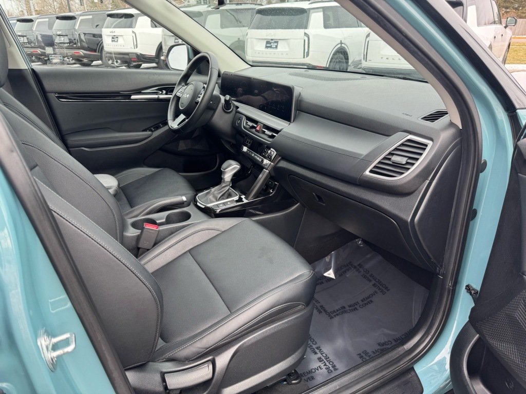 Used 2024 Kia Seltos EX FWD image 7