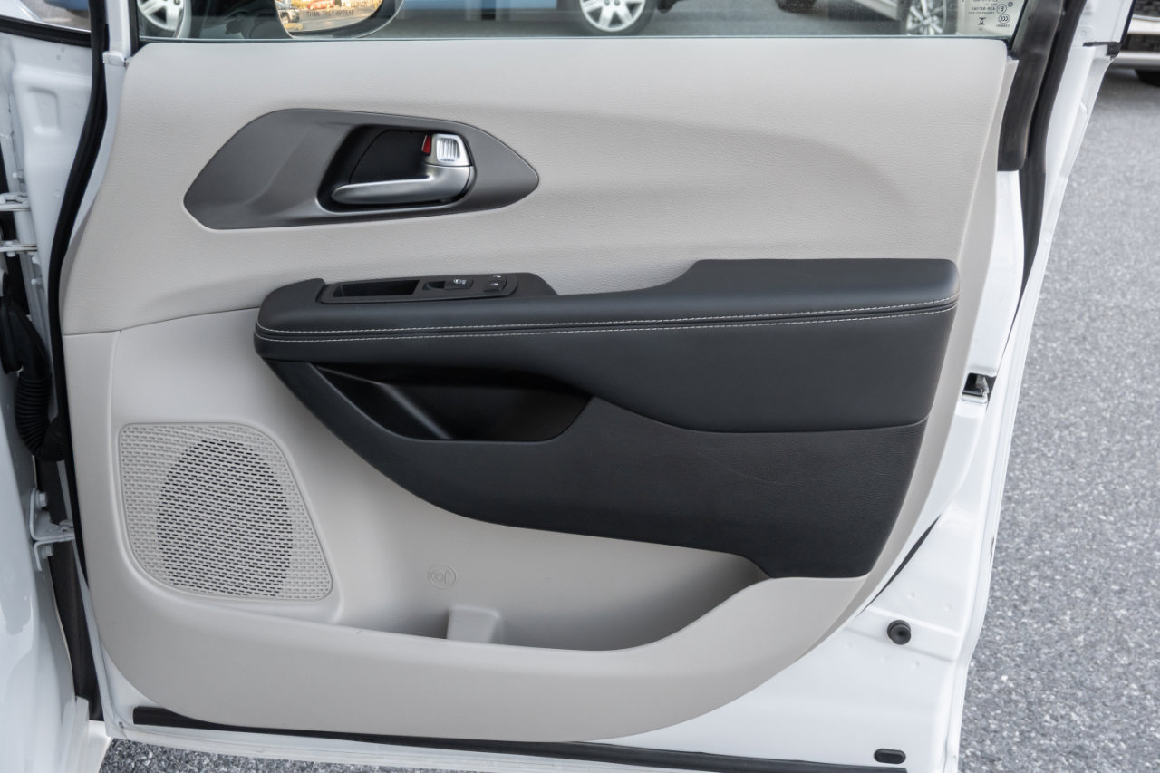 Used 2024 Chrysler Pacifica Touring-L image 36