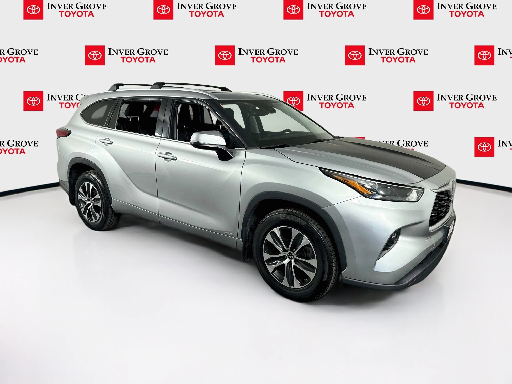 Used 2022 Toyota Highlander XLE AWD/4WD image 3
