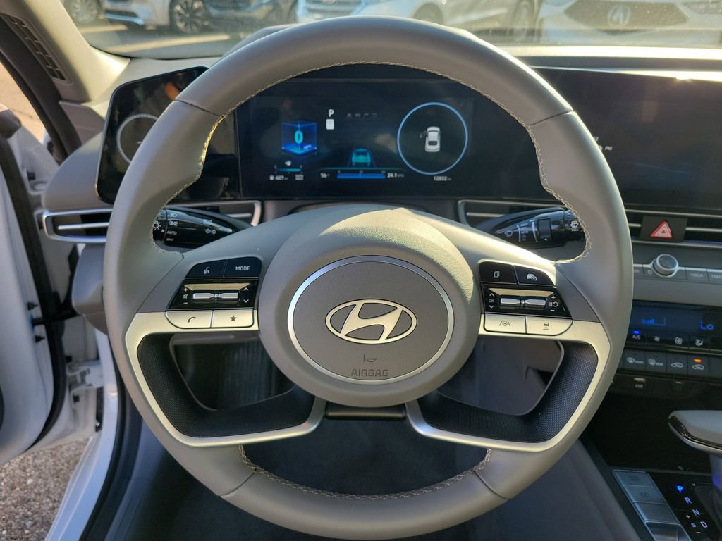 Used 2025 Hyundai Elantra SEL image 21