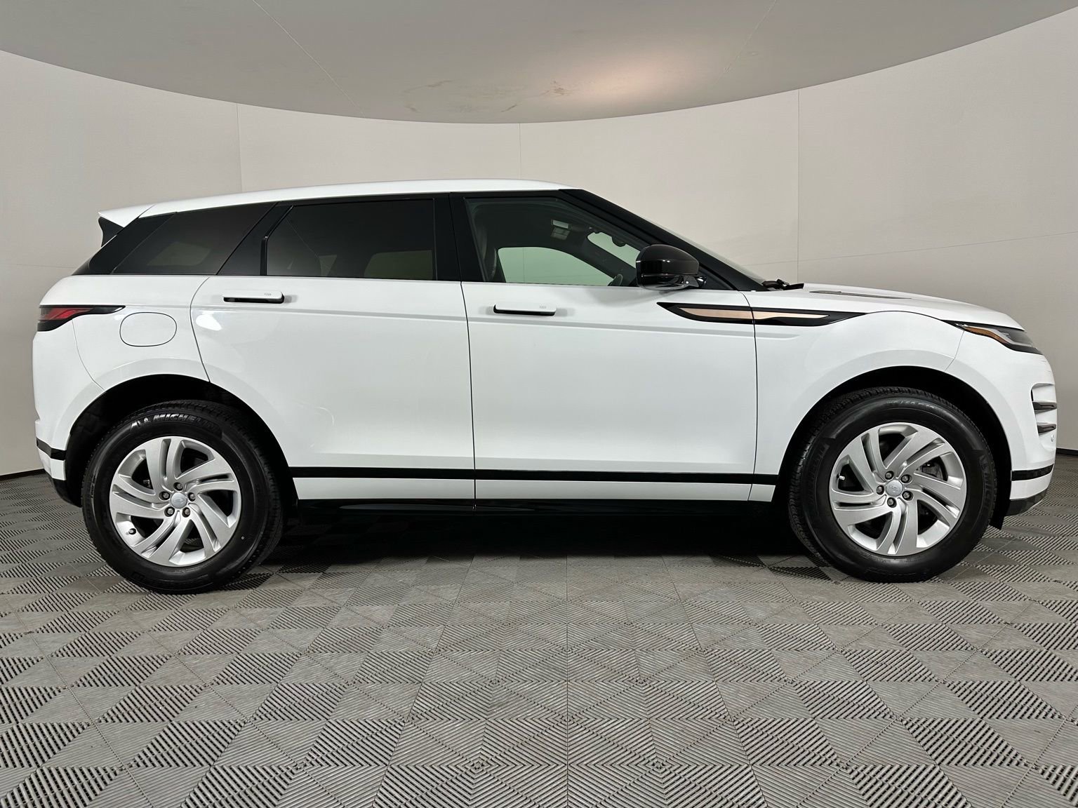 Used 2023 Land Rover Range Rover Evoque R-Dynamic S image 28