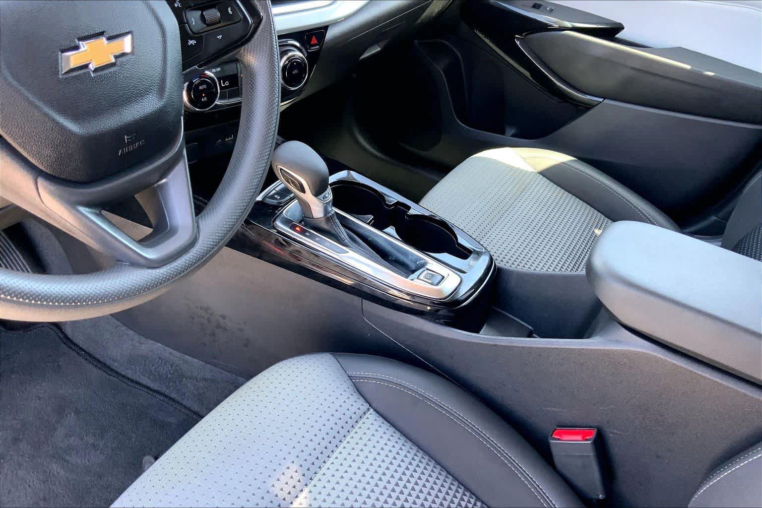 Used 2025 Chevrolet Trax LT FWD image 16