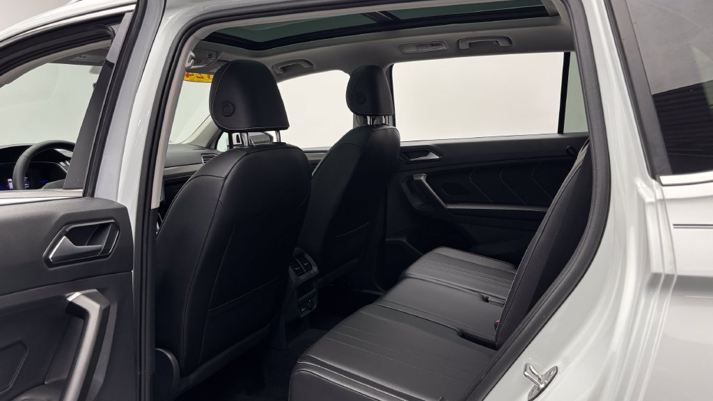 Used 2024 Volkswagen Tiguan SE w/ Panoramic Sunroof Package AWD/4WD image 35