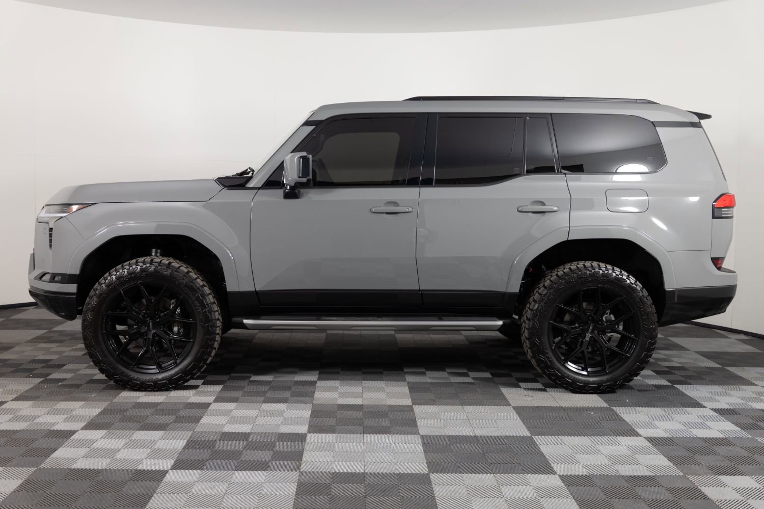 Used 2025 Lexus GX 550 w/ Accessory Package (2T) AWD/4WD image 3