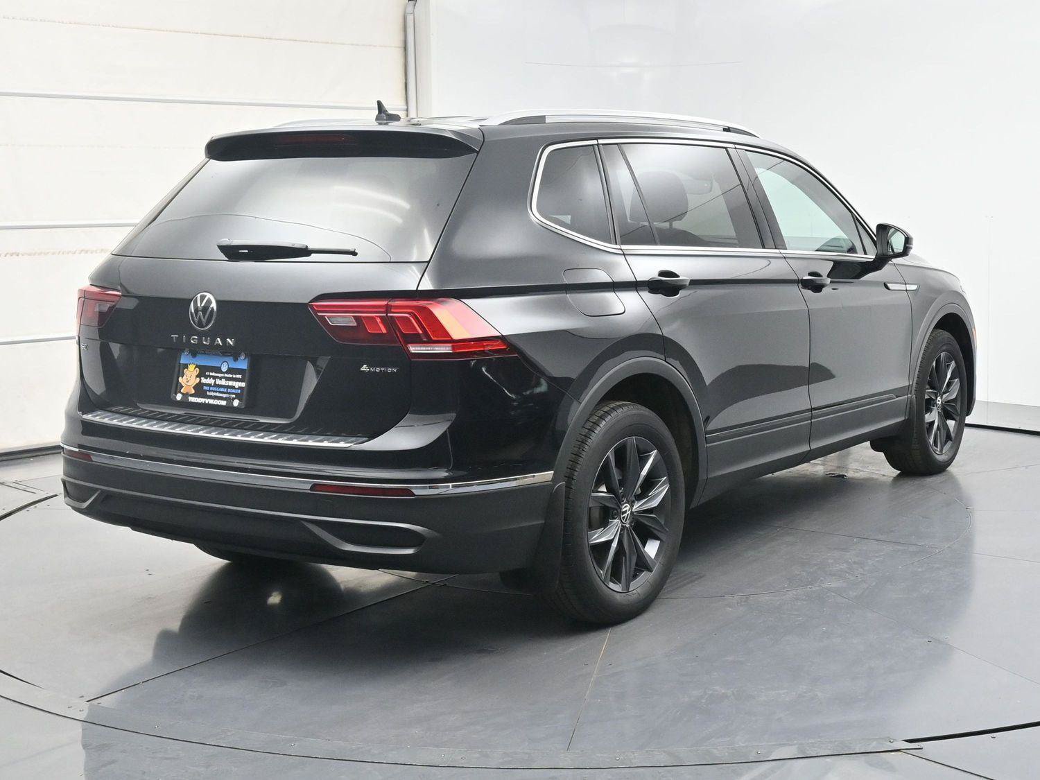Used 2022 Volkswagen Tiguan SE w/ Panoramic Sunroof Package AWD/4WD image 24