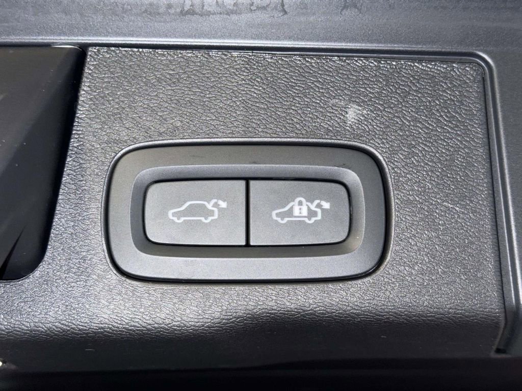 Used 2023 Volvo XC60 B5 Plus w/ Climate Package AWD/4WD image 18