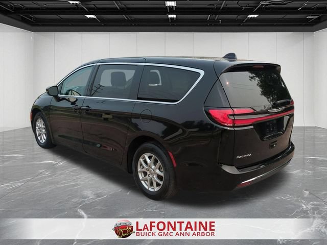 Used 2024 Chrysler Pacifica Touring-L FWD image 6