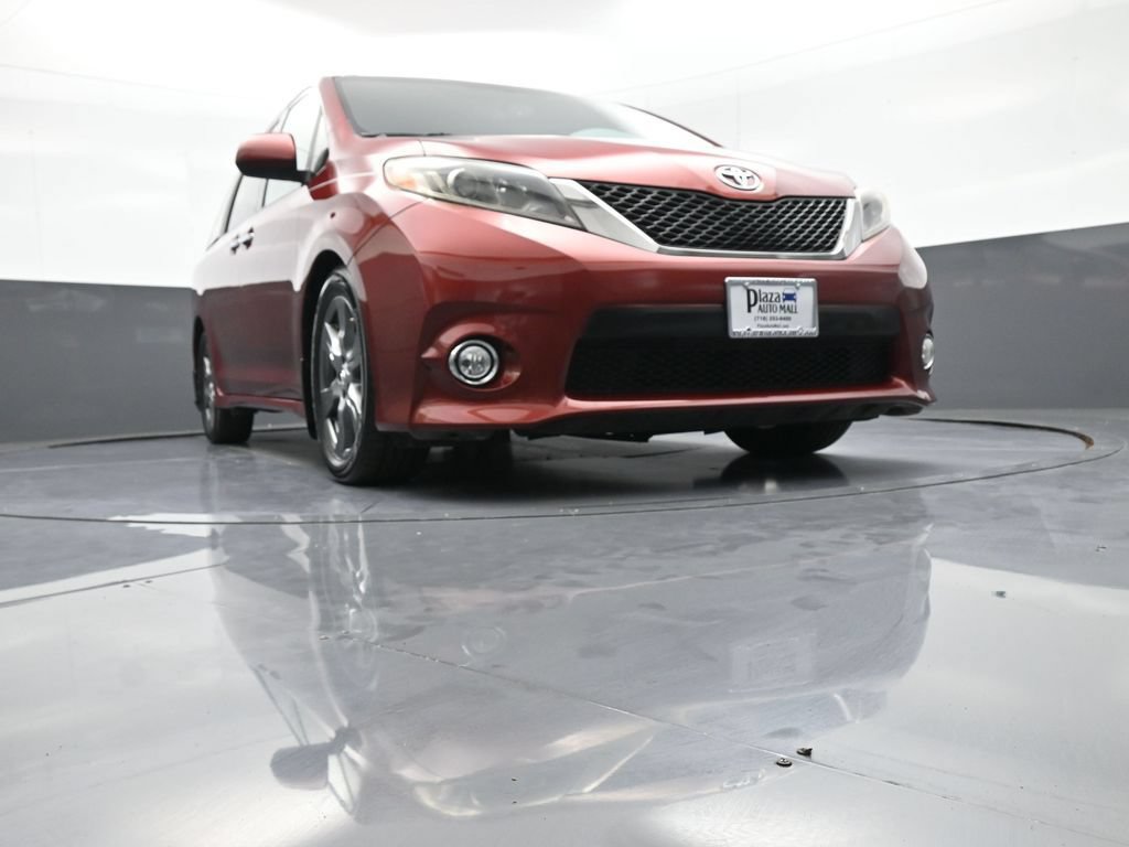 Used 2017 Toyota Sienna SE FWD image 30