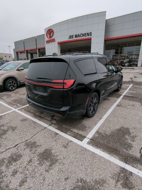Used 2025 Chrysler Pacifica Limited image 15