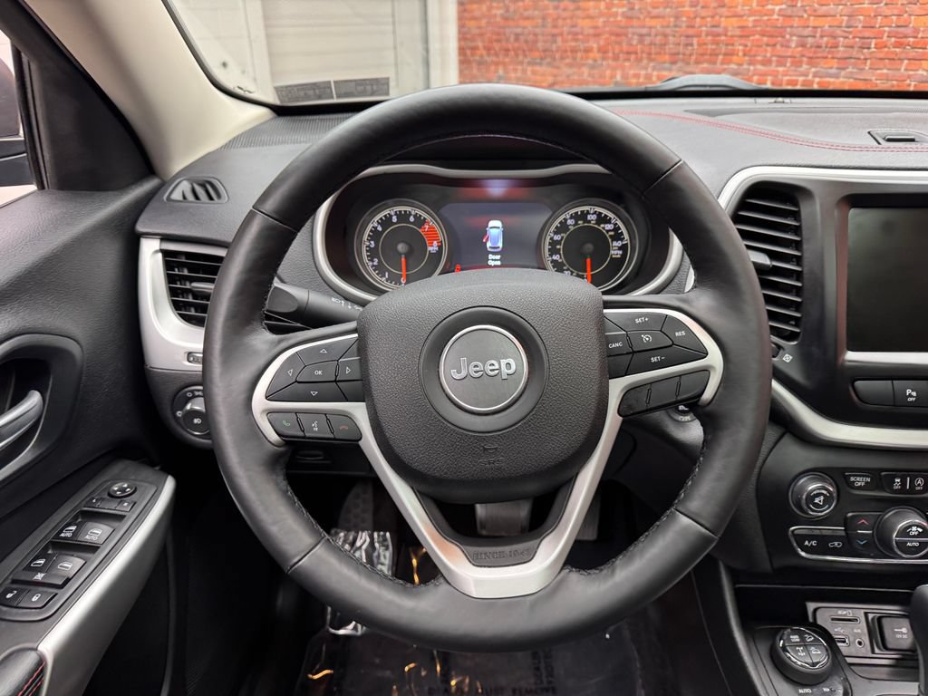 Used 2018 Jeep Cherokee Trailhawk w/ Comfort/Convenience Group AWD/4WD image 14