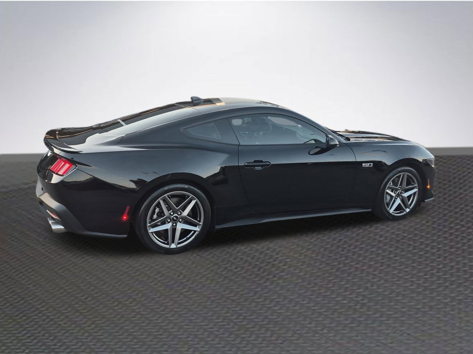 Used 2025 Ford Mustang GT RWD image 4