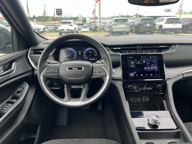Used 2024 Jeep Grand Cherokee Altitude AWD/4WD image 31
