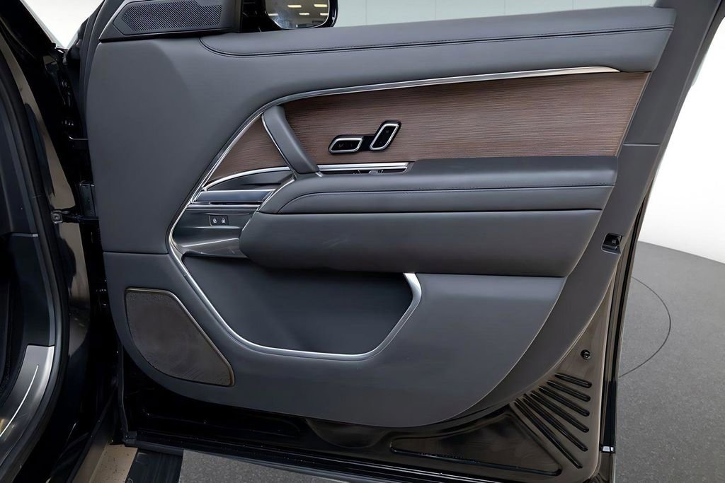 Used 2025 Land Rover Range Rover Long Wheelbase Autobiography image 33