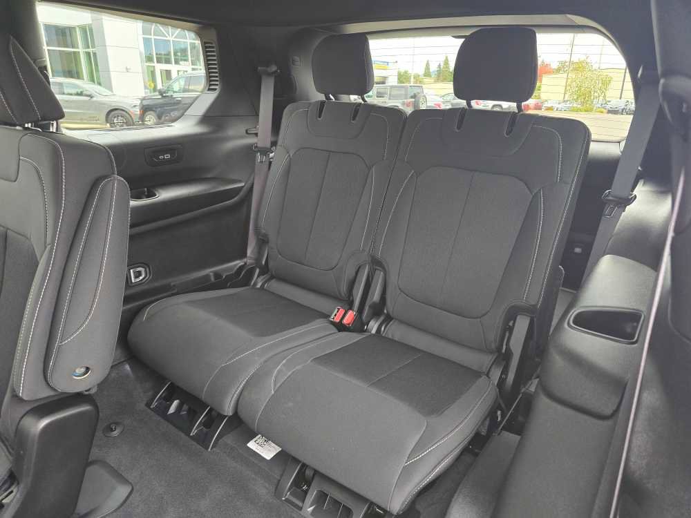 Used 2024 Jeep Grand Cherokee L Laredo w/ Luxury Tech Group I image 17