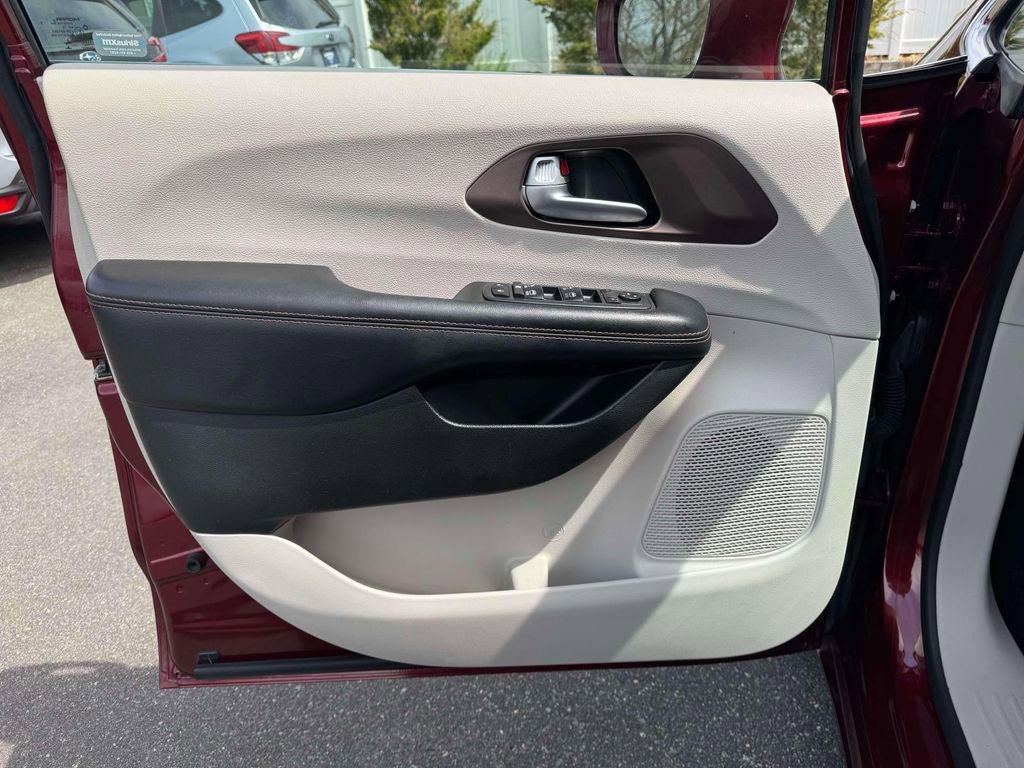 Used 2018 Chrysler Pacifica Touring-L Plus w/ Advanced Safetytec Group image 19