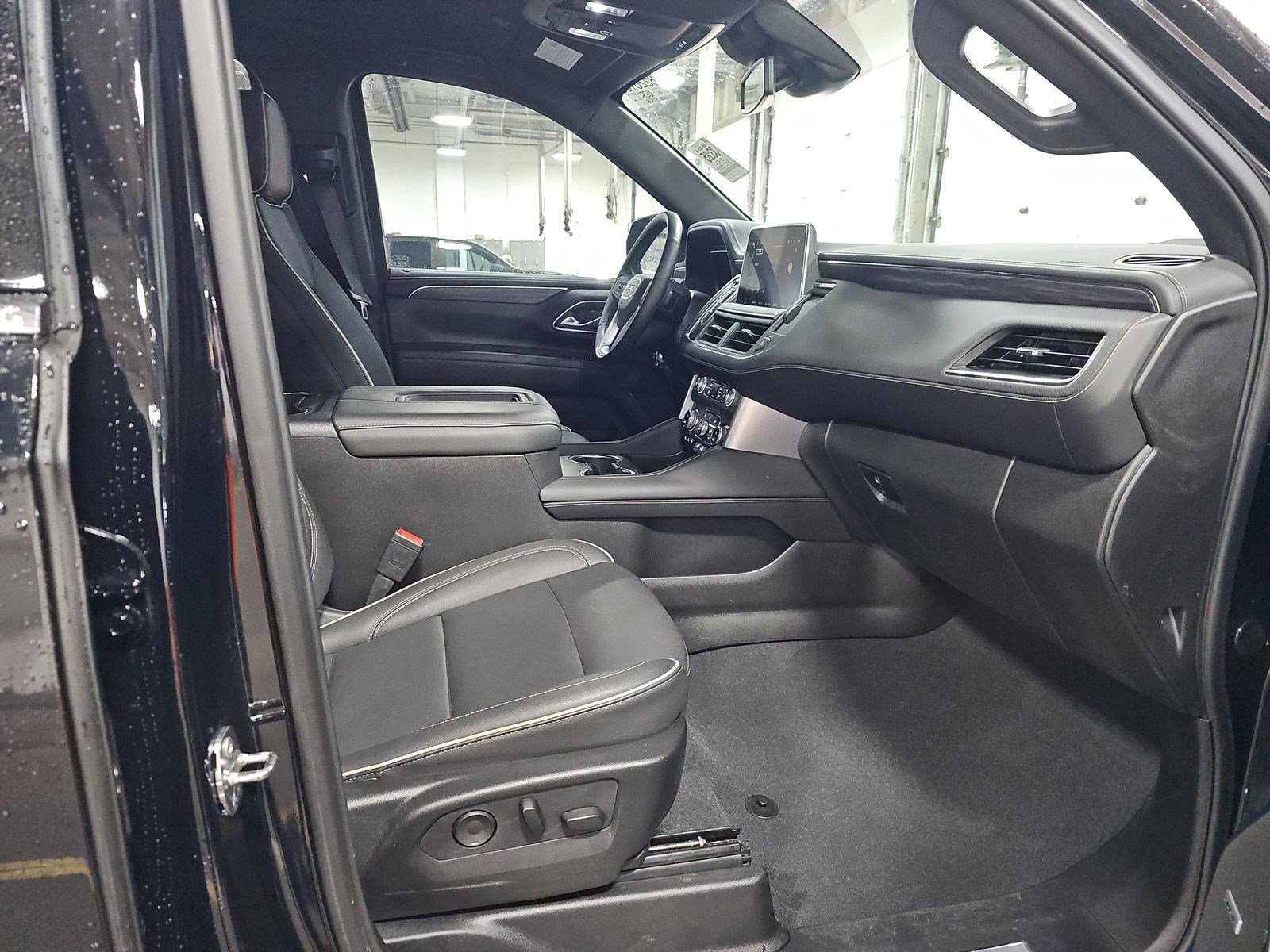 Used 2024 GMC Yukon SLT w/ SLT Luxury Package image 14