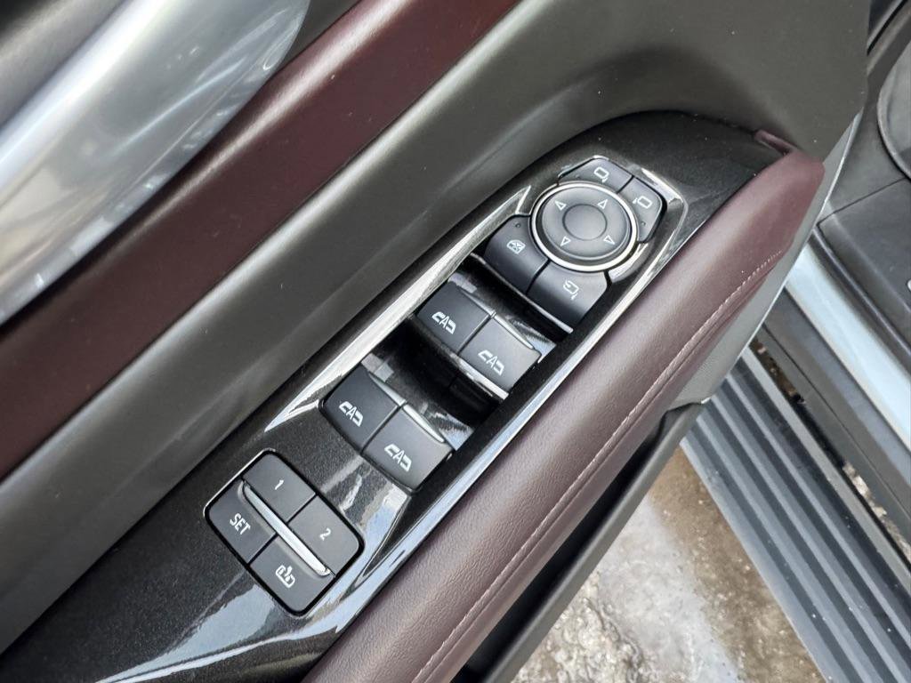 Used 2024 Cadillac Escalade V w/ LPO, ONYX Package image 21