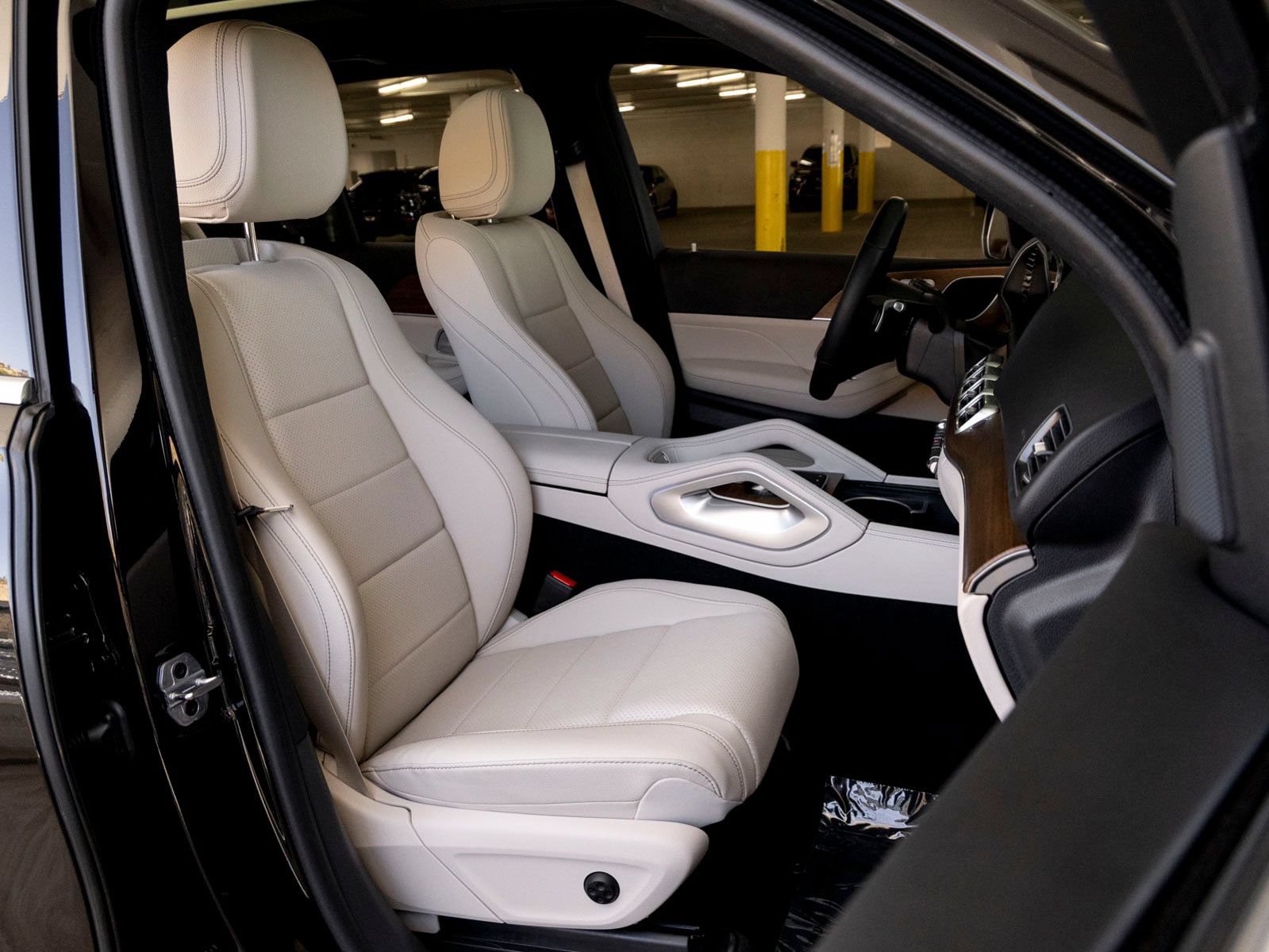 Certified 2025 Mercedes-Benz GLE 450e 4MATIC w/ Driver Assistance Package image 27