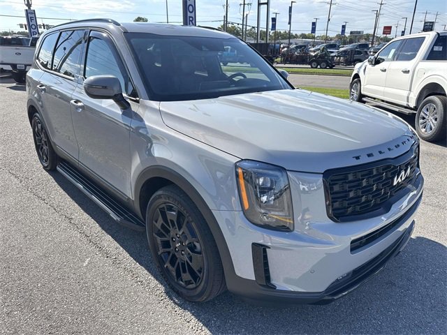 Used 2022 Kia Telluride SX w/ SX Prestige Package image 3