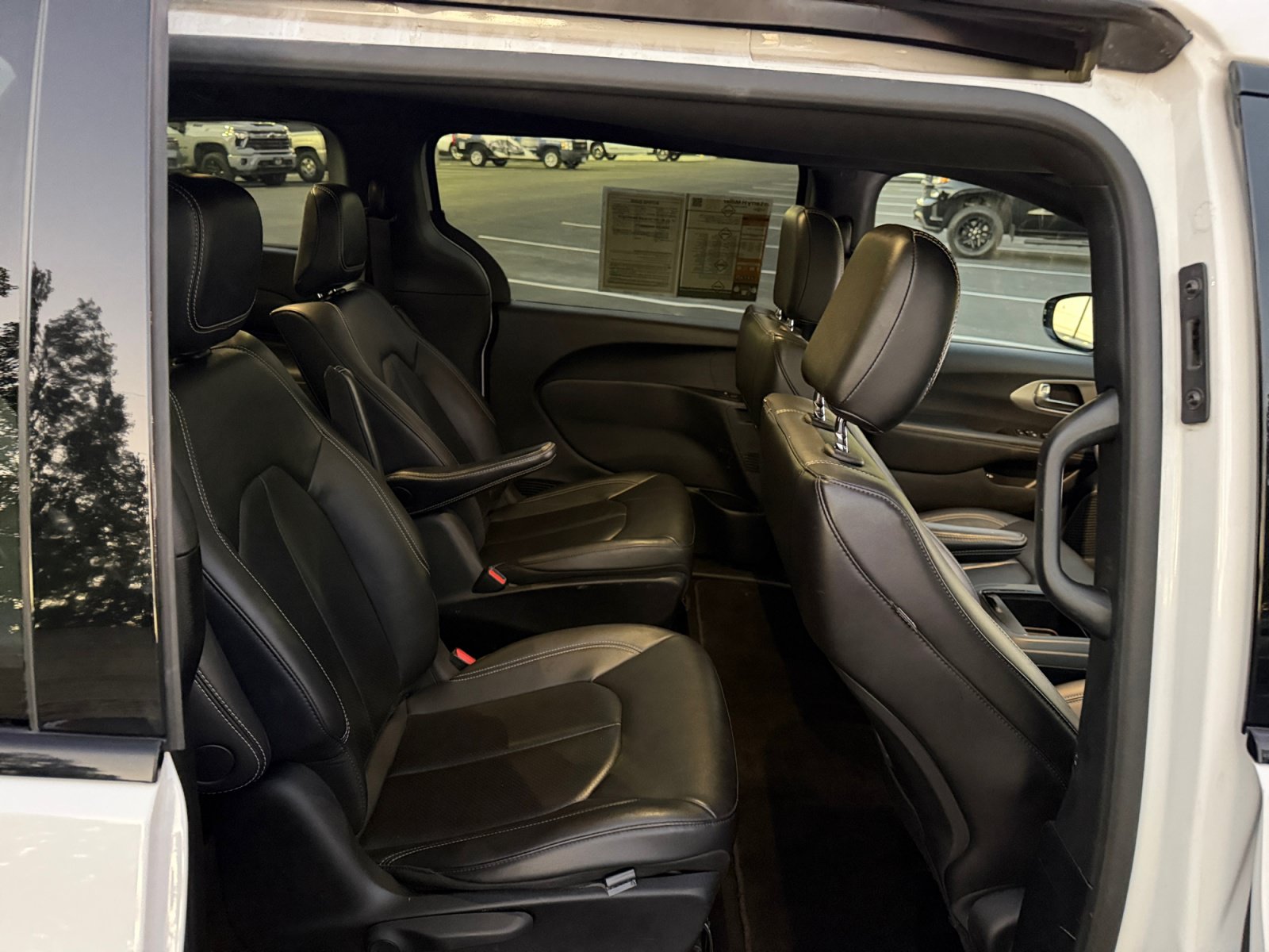 Used 2024 Chrysler Pacifica Limited FWD image 18