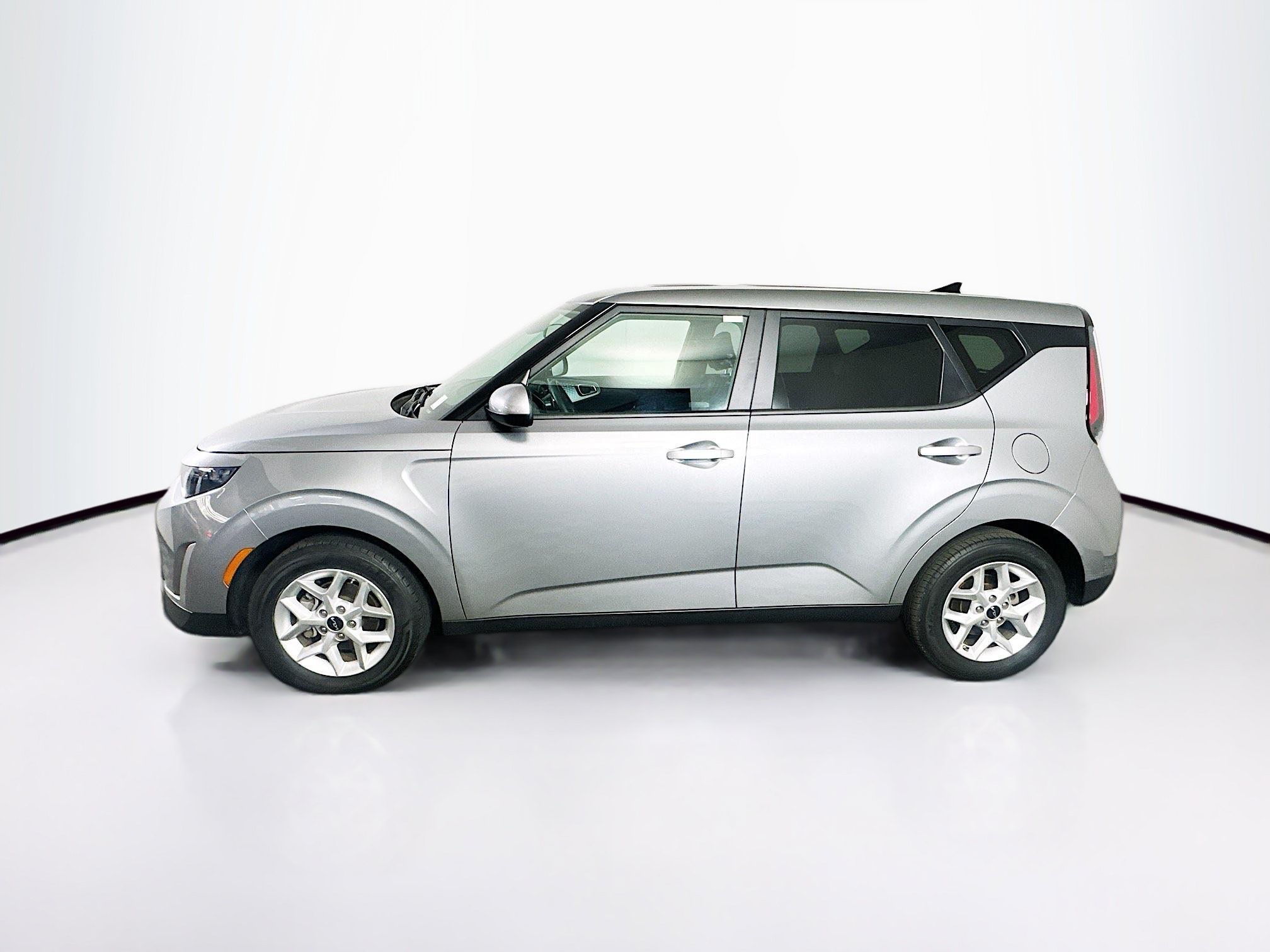 Used 2025 Kia Soul LX w/ LX Technology Package FWD image 4