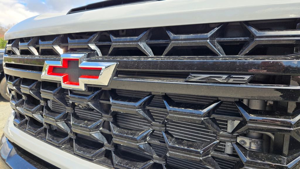 Used 2024 Chevrolet Silverado 2500 ZR2 w/ Technology Package image 8