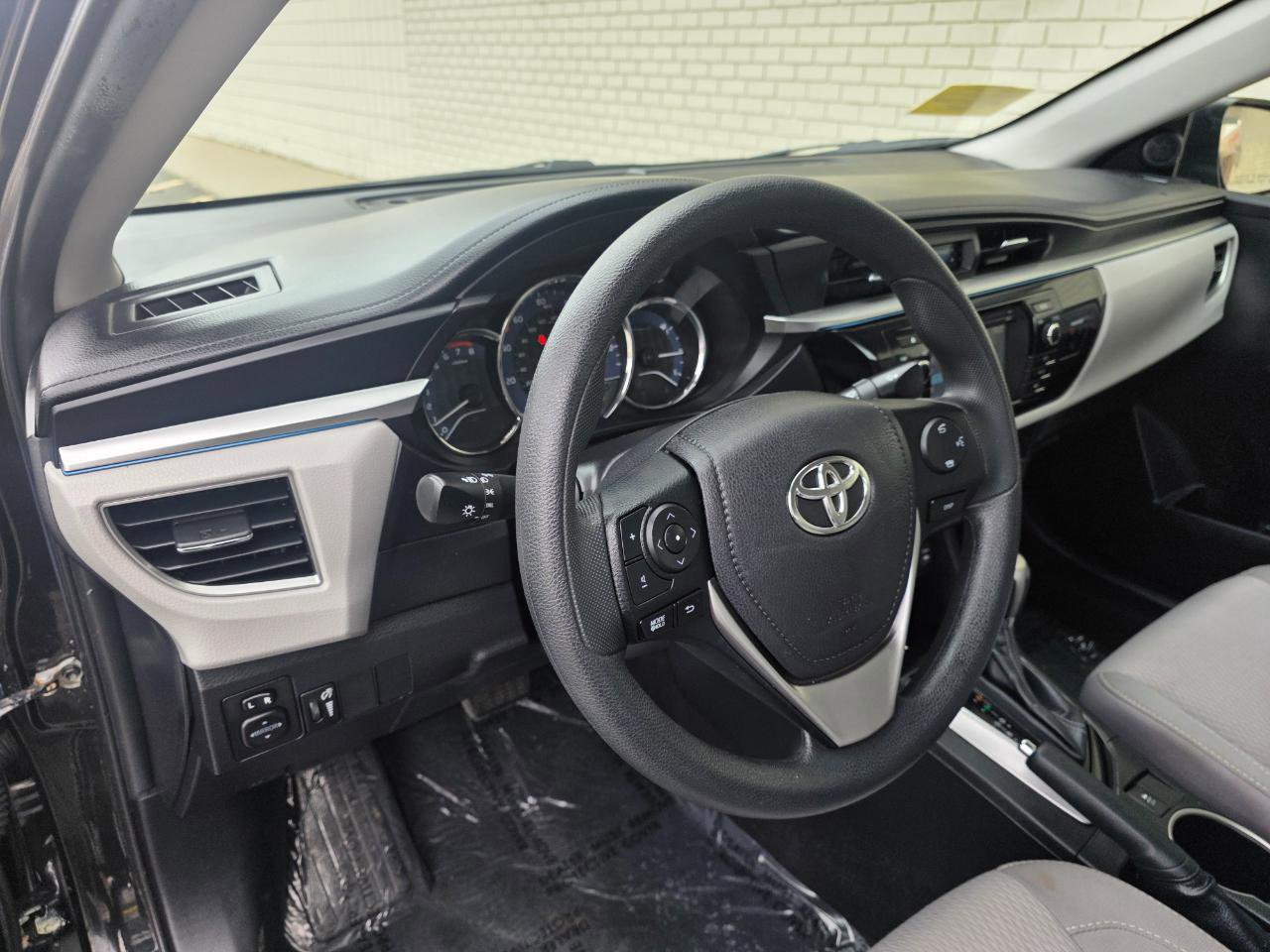 Used 2015 Toyota Corolla LE FWD image 8