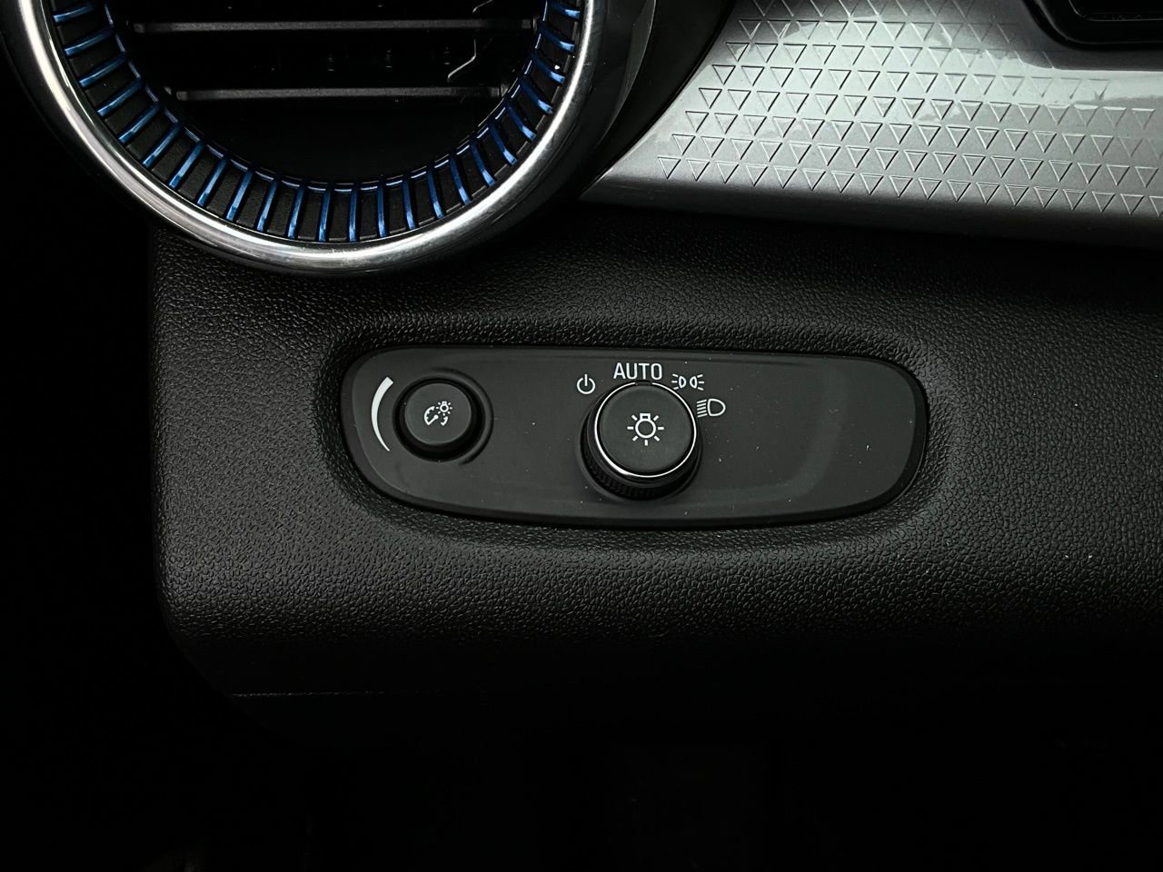 Used 2025 Chevrolet Trax LT image 20