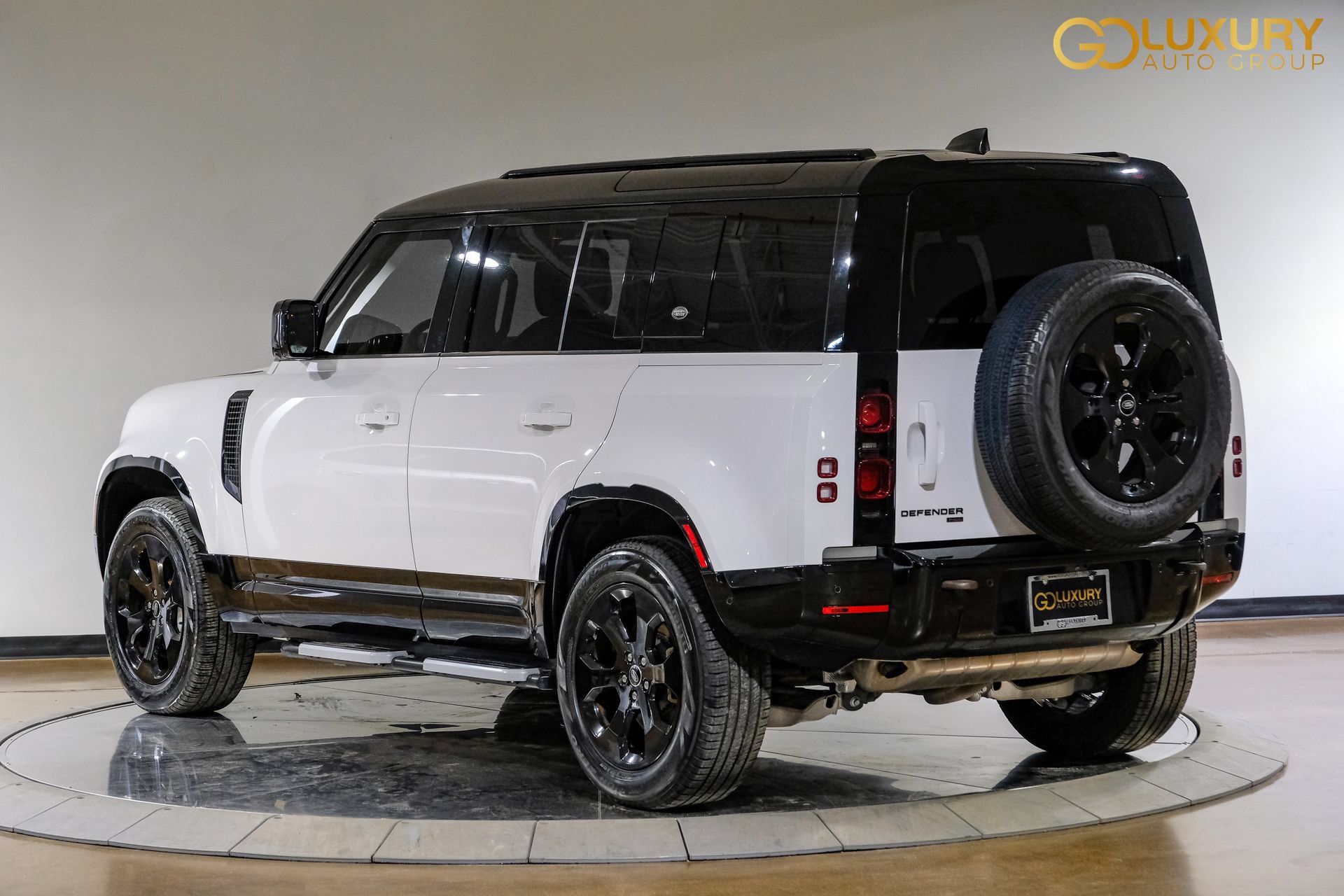 Used 2023 Land Rover Defender 110 X-Dynamic SE AWD/4WD image 12