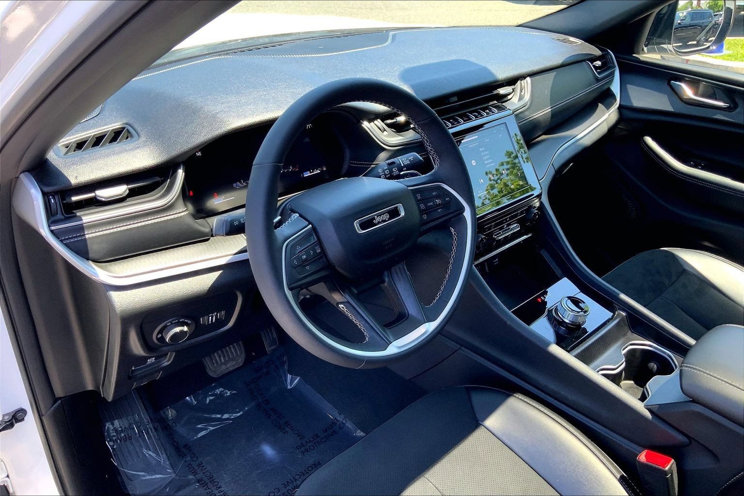 Certified 2024 Jeep Grand Cherokee Altitude AWD/4WD image 16