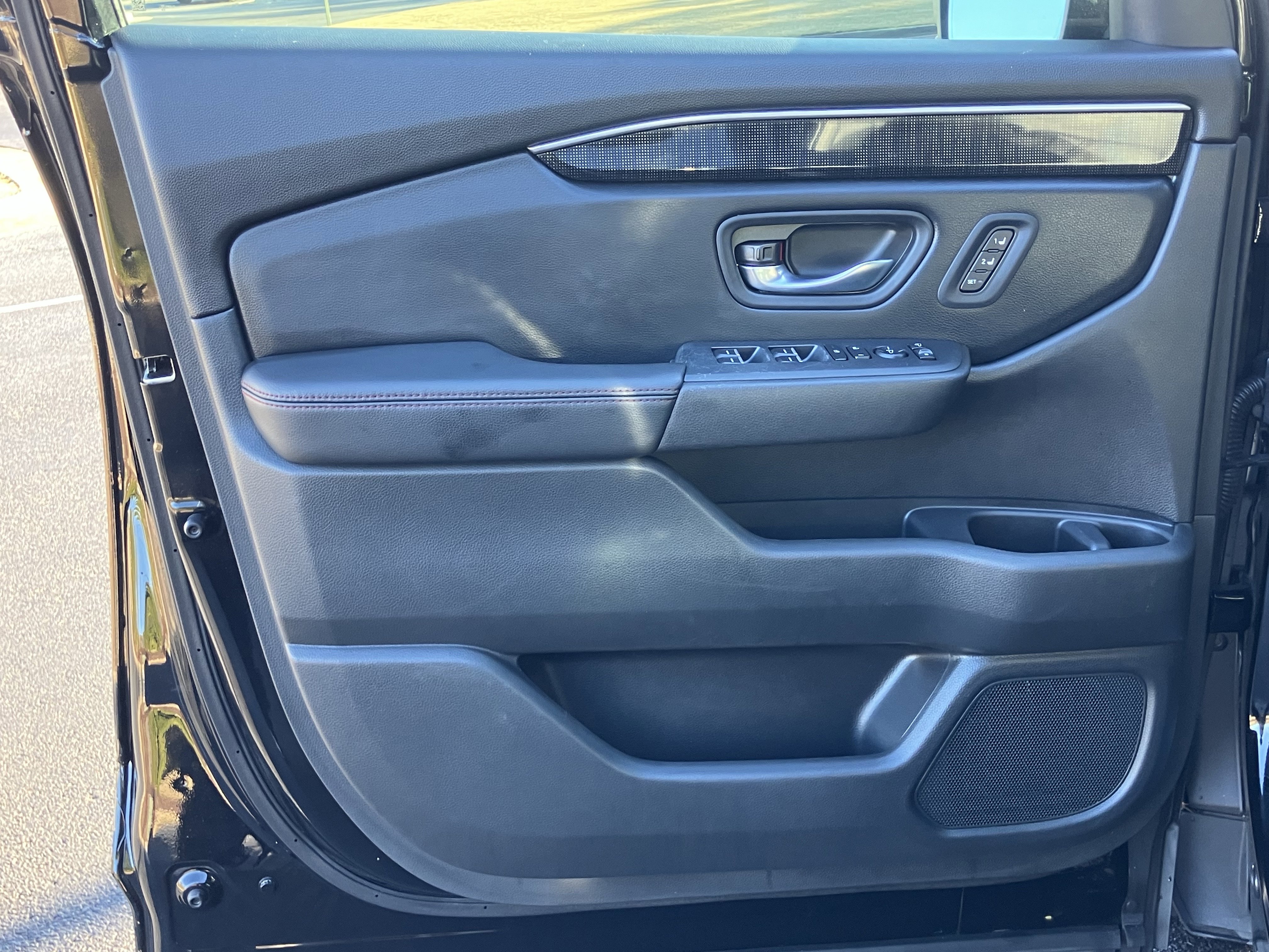 Certified 2025 Honda Pilot Black Edition image 14