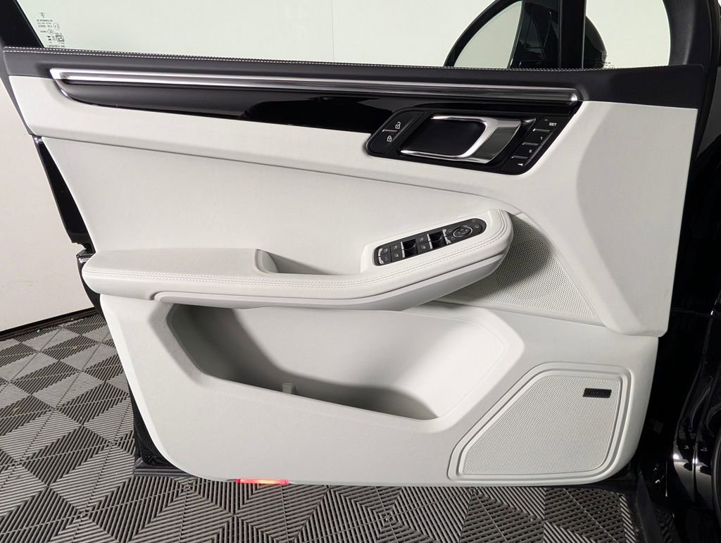 New 2026 Porsche Macan image 25