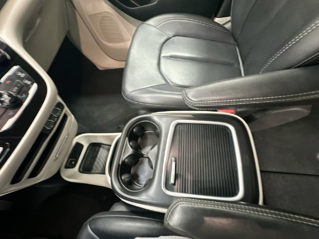 Used 2024 Chrysler Pacifica Touring-L FWD image 29