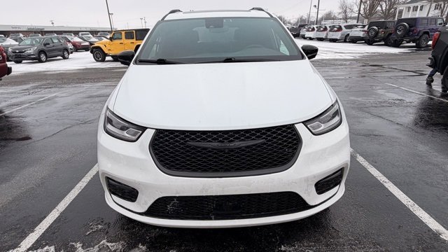 Used 2023 Chrysler Pacifica Limited w/ Uconnect Theater Family Group image 8